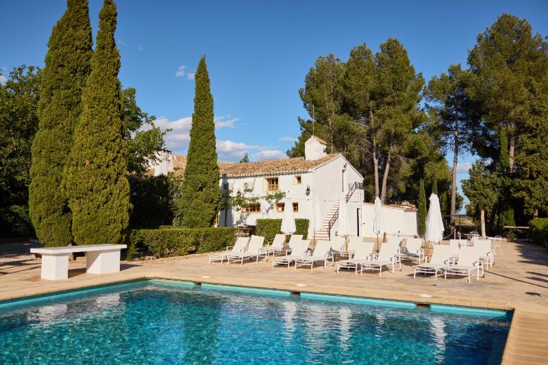 Hotel for Adults only - VILASIRA (Rooms & Wines)